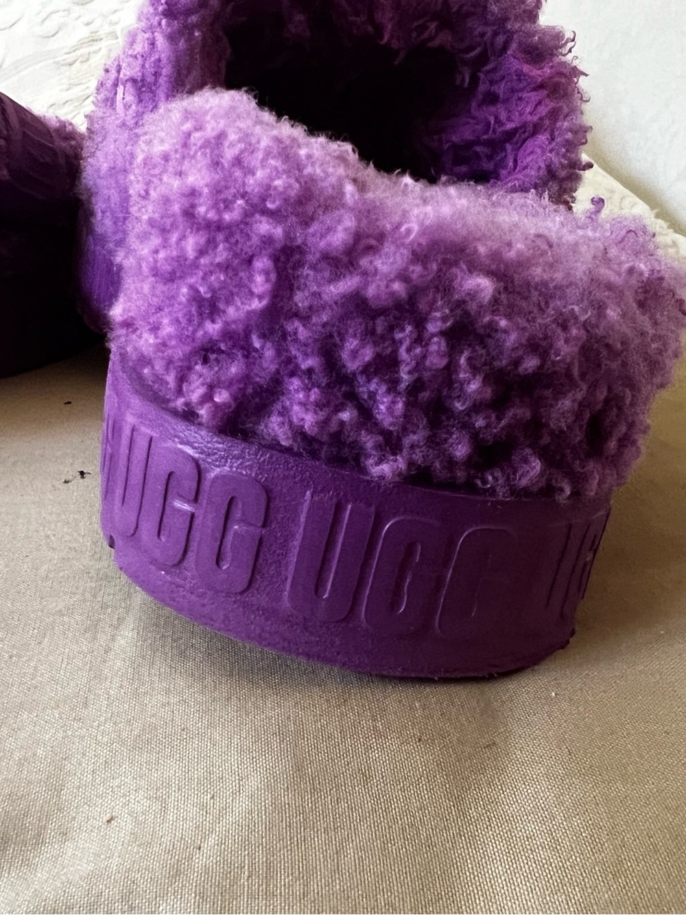 UGGS Fuzzy Slide Sandals W9 - Picture 5 of 9